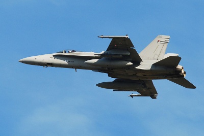 Hävittäjälaivue 21 F-18 C Hornet varustettuna kahdella ulkoisella polttoainetankilla sekä kahdella AIM-9 Sidewinder infrapunaohjuksella. Kuva: Wikimedia Commons