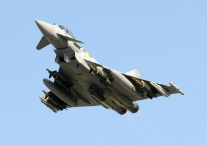 Kuninkaallisten Ilmavoimien Eurofighter Typhoon Libyassa. Kuva: Wikimedia Commons