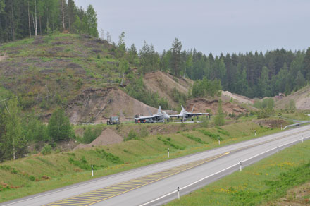 Kaksi Suomen Ilmavoimien F-18 C Hornetia valmiina lähtöön maantietukikohdasta. Kuva: Puolustusvoimat
